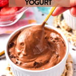 Questa ricetta di yogurt al cioccolato con 3 ingredienti è il modo più semplice per gustare un dessert ad alto contenuto proteico che sa davvero di budino al cioccolato.  In effetti, tutto ciò di cui hai bisogno sono 5 minuti per preparare questo dolce facile e salutare, ed è facile da preparare senza zucchero, vegano e senza glutine.